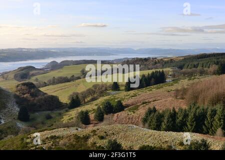 Guardando verso ovest sulle colline di Kilpatrick, Dumbarton e il fiume Clyde in Scozia, Regno Unito, Europa Foto Stock