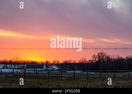 Il sole tramonta sulla regione Amish vicino a Grabill, Indiana, USA. Foto Stock