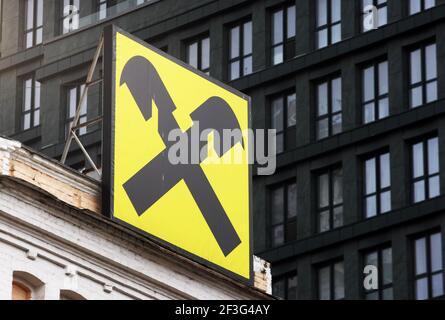 Kiev, Ucraina. 09 marzo 2021. Il logo della banca Raiffeisen è visto sopra l'ingresso di un ufficio bancario a Kiev. Credit: SOPA Images Limited/Alamy Live News Foto Stock