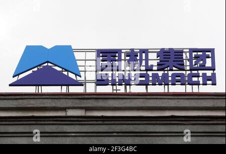 Kiev, Ucraina. 09 marzo 2021. Il logo Sinomach della China National Machinery Industry Corporation è visto in cima a un edificio a Kiev. Credit: SOPA Images Limited/Alamy Live News Foto Stock