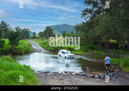 Veicolo a quattro ruote motrici che attraversa il fiume Condamine a Killarney, un luogo popolare per la guida fuoristrada, Queensland, QLD, Australia Foto Stock