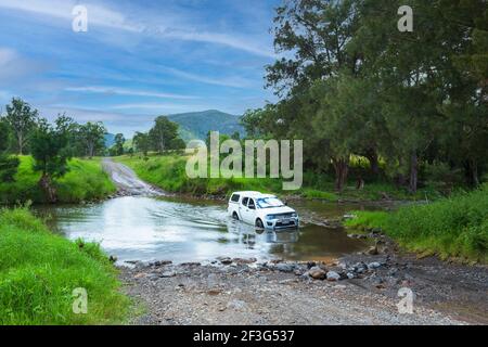 Veicolo a quattro ruote motrici che attraversa il fiume Condamine a Killarney, un luogo popolare per la guida fuoristrada, Queensland, QLD, Australia Foto Stock