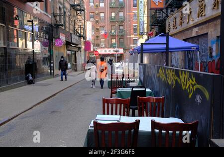 Posti a sedere all'aperto in Pell Street a Manhattan Chinatown.New York City.USA Foto Stock