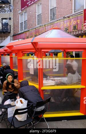 I clienti mangiano ai posti a sedere all'aperto e alle capanne da pranzo all'aperto coperte Di Nom Wah Tea Parlor su Doyers Street a Chinatown Durante il Covid-19 pandemic.New York City.USA Foto Stock