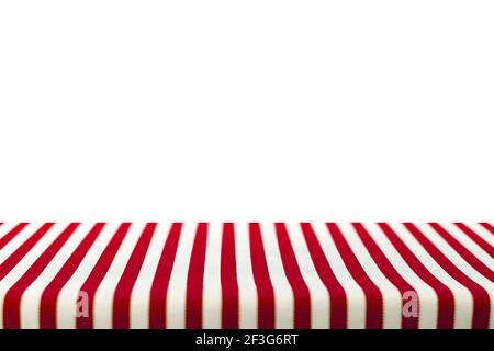 Piano da tavolo rivestito con tovaglia striata rossa e bianca Foto Stock