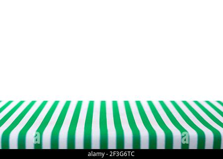 Piano da tavolo coperto con tovaglia striata verde e bianca Foto Stock