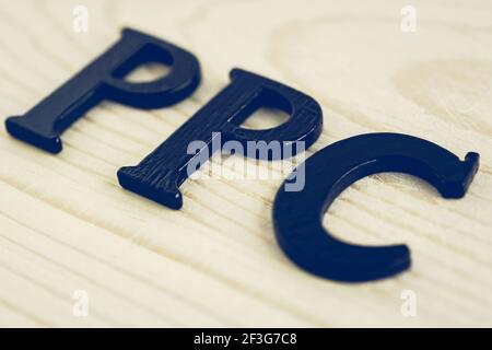 PPC (o paga per lo scatto) segno sullo sfondo di legno, concetti di vendita e pubblicità del Internet (in linea) - tono d'annata Foto Stock