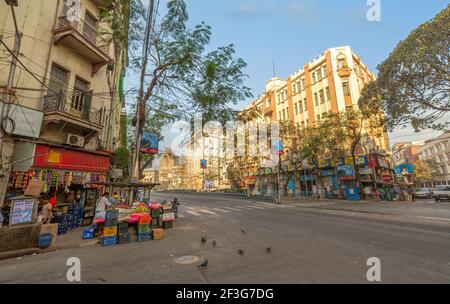 Strada cittadina con edifici commerciali e negozio di alimentari a bordo strada Chandni Chowk area di Kolkata India Foto Stock