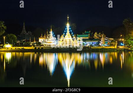 Burmese stile architettonico di Wat Chong Klang e Wat Chong Kham al tramonto. Provincia di Mae Hong Son. Thailandia, soft focus Foto Stock
