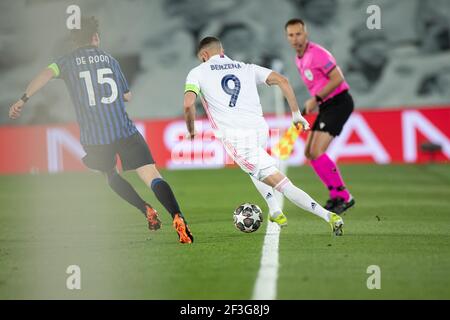 Madri, Spagna. 16 Marzo 2021. Il Karim Benzema (fronte R) del Real Madrid si rompe durante un round della UEFA Champions League di 16 seconda tappa tra il Real Madrid e Atlanta a Madrid, in Spagna, il 16 marzo 2021. Credit: Meng Dingbo/Xinhua/Alamy Live News Foto Stock