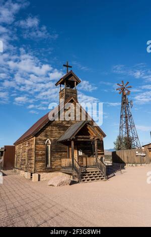 La vecchia chiesa alla fine di Main Street nella vecchia città fantasma mineraria di Goldfield, Arizona. Foto Stock