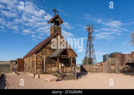 La vecchia chiesa alla fine di Main Street nella vecchia città fantasma mineraria di Goldfield, Arizona. Foto Stock