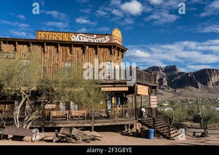 Il vecchio negozio mercantile su Main Steet nella vecchia città fantasma mineraria di Goldfield, Arizona. Superstition Mountain è sullo sfondo. Foto Stock