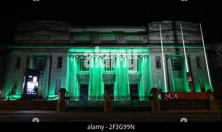 Dublino. 17 Marzo 2021. Foto scattata il 16 marzo 2021 mostra un edificio illuminato in verde per salutare il giorno di San Patrizio che cade il 17 marzo ogni anno a Dublino, Irlanda. Credit: Xinhua/Alamy Live News Foto Stock