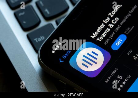 L'app Meeter viene visualizzata sull'App Store su un iPhone. Meeter raccoglie tutti i prossimi incontri in una lista, e rende l'Unione Zoom, Webex, o riunioni di squadre ... Foto Stock