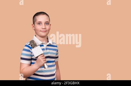 Il bambino di talento canta il karaoke. Ragazzo che canta. Affissioni o banner. Foto Stock