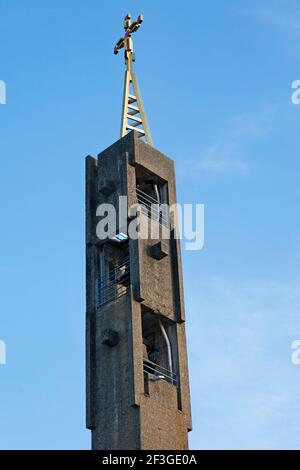 Umea, Norrland Svezia - 27 aprile 2019: Campanile alla chiesa su Teg Foto Stock