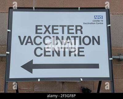 Free Standing Metal Sign con una freccia che punta verso il NHS Covid-19 Exeter Vaccination Center, Devon, Inghilterra, Regno Unito Foto Stock