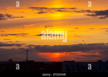 Splendido tramonto spettacolare. Cielo colorato e suggestivo con nuvole al tramonto Foto Stock