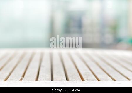 Tavolo in legno su sfondo grigio sfocato - può essere utilizzato per la visualizzazione o il montaggio dei prodotti Foto Stock