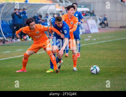 Seoul, Corea del Sud. 14 Marzo 2021. (L-R) Yun Suk-Young (Gangwon FC), Uros Deric (Suwon Samsung Bluewings FC), Kim Dong-Hyun (Gangwon FC), Mar 14, 2021 - Calcio : Il 4° turno della partita di calcio 2021 K League 1 tra il Suwon Samsung Bluewings FC 1:1 Gangwon FC allo stadio Suwon World Cup di Suwon, a sud di Seoul, Corea del Sud. Credit: Lee Jae-Won/AFLO/Alamy Live News Foto Stock