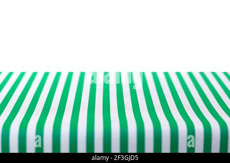 Piano da tavolo coperto con tovaglia striata verde e bianca Foto Stock