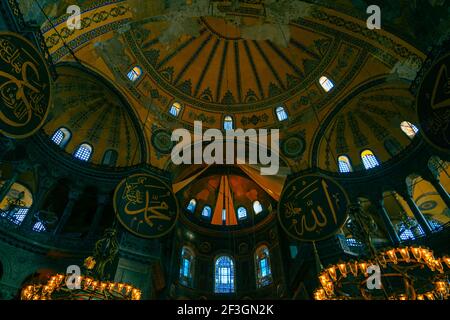 Istanbul turchia - 2.4.2021: Calligrafie dei nomi di Allah e Profeta Mohammad in Hagia Sophia. Foto di sfondo di Ramadan, iftar e kandil. Foto Stock