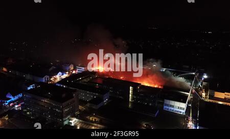 17 marzo 2021, Baden-Wuerttemberg, Wernau (Neckar): I vigili del fuoco spengono un incendio di grande importanza nei locali di Bosch Thermotechnology a Wernau vicino Esslingen. (Vista aerea con un drone) inizialmente, non c'erano indicazioni di vittime - di notte, non c'erano persone nell'edificio. La polizia si assume un danno in milioni di persone. Foto: Kohls/SDMG/dpa Foto Stock