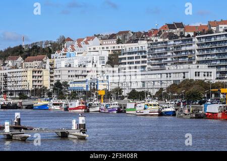 Boulogne-sur-Mer (Francia settentrionale): Barche lungo la banchina nel porto di pesca Foto Stock