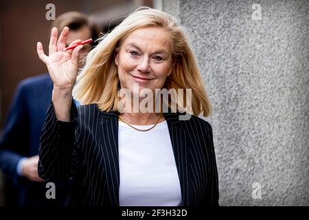 L'AIA, PAESI BASSI - MARZO 17: Il leader della D66 Sigrid Kaag è visto lasciare un seggio dopo aver votato il 17 marzo 2021 all'Aia, Paesi Bassi, durante le elezioni generali olandesi del 2021. Mercoledì è il giorno ufficiale delle elezioni, dopo che i seggi elettorali sono già stati aperti lunedì e martedì per dare agli anziani e ai gruppi vulnerabili la possibilità di votare ed evitare la folla di elettori mercoledì. (Foto di Patrick van Katwijk/Agenzia BSR/Alamy Live News) Foto Stock