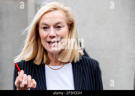 L'AIA, PAESI BASSI - MARZO 17: Il leader della D66 Sigrid Kaag è visto lasciare un seggio dopo aver votato il 17 marzo 2021 all'Aia, Paesi Bassi, durante le elezioni generali olandesi del 2021. Mercoledì è il giorno ufficiale delle elezioni, dopo che i seggi elettorali sono già stati aperti lunedì e martedì per dare agli anziani e ai gruppi vulnerabili la possibilità di votare ed evitare la folla di elettori mercoledì. (Foto di Patrick van Katwijk/Agenzia BSR/Alamy Live News) Foto Stock