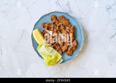 CIG kofte, un piatto di carne cruda in cucina turca e armena. Cibo tradizionale. Foto Stock