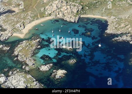 Dipartimento di Corse-du-Sud, Corsica del Sud: Veduta aerea dell'arcipelago Lavezzi con acque turchesi e trasparenti, nello stretto di Bonifaci Foto Stock