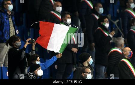 La bandiera nazionale italiana è vista allo stadio Gewis, durante la partita della Lega delle Nazioni Italia contro Paesi Bassi, a Bergamo. Foto Stock