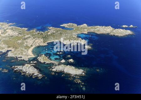 Dipartimento di Corse-du-Sud, Corsica del Sud: Veduta aerea dell'arcipelago Lavezzi con acque turchesi e trasparenti, nello stretto di Bonifaci Foto Stock
