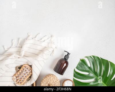 Posa piatta di accessori per bagno e prodotti su sfondo grigio chiaro. Vista dall'alto. Spazio di copia Foto Stock