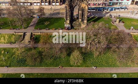 Una vista aerea dei giardini di Princess Street accanto al Monumento Scott di Edimburgo. Credito: Euan Cherry Foto Stock