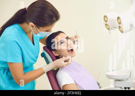 Odontoiatria. Studio dentistico. Cura e trattamento dentale. Denti sani e sorriso. Foto Stock