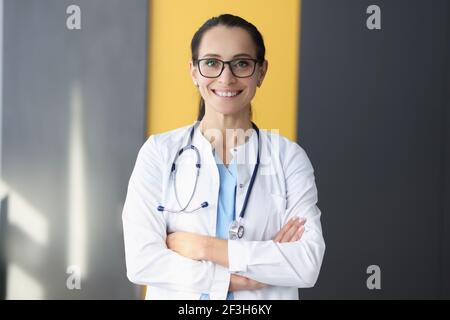 Ritratto di sorridente medico in camice bianco Foto Stock