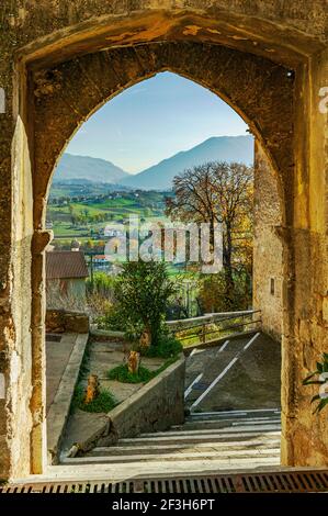 Porta d'ingresso al borgo medievale di Alvito nel Lazio d'Abruzzo e nel Parco Nazionale del Molise. Mura e torri difensive. Alvito, Provincia di Frosinone, Laci Foto Stock