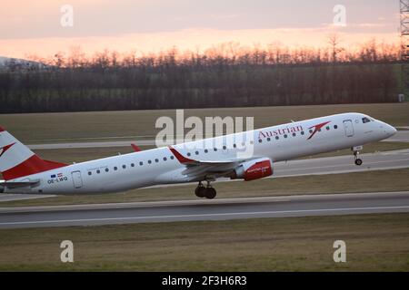 schwechat, austria, 20 marzo 2019, embraer e195lw oe-lwg operata da compagnie aeree austriache a partire dall'aeroporto di vienna Foto Stock