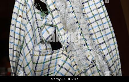 Una vecchia camicia molto amata è giunta alla fine della sua vita utile. Il colletto della camicia è stato indossato e ci sono dei fori nel materiale posteriore della camicia. Foto Stock