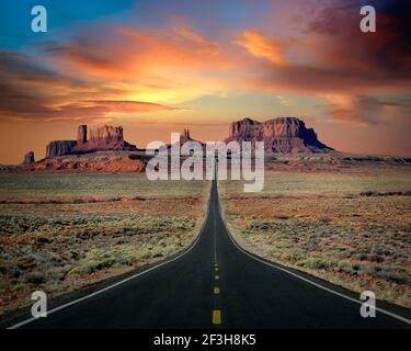 ARTE DI VIAGGIO: Autostrada 163 attraverso Monument Valley, Arizona/Utah, USA Foto Stock