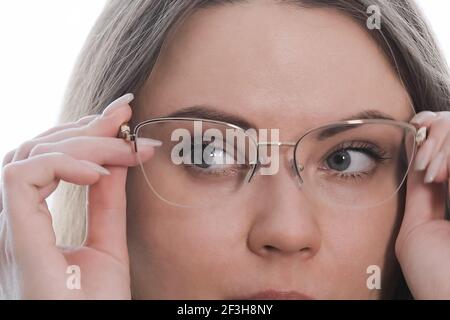 Giovane bella ragazza che cerca nuovi occhiali alla moda. Primo piano Foto Stock