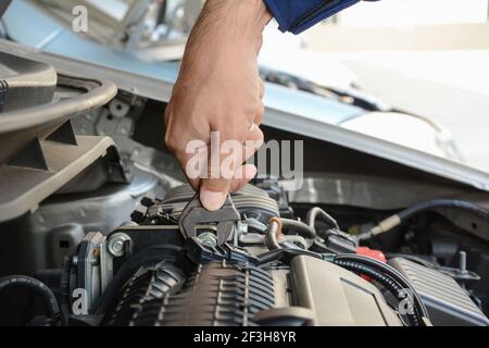 Chiave manuale meccanica che fissa il motore dell'auto Foto Stock