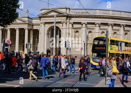 Repubblica d'Irlanda, Dublino, College Green e Banca d'Irlanda Foto Stock