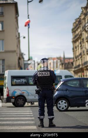 Traffic Cop nelle strade di Parigi Foto Stock