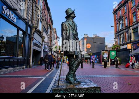 Repubblica d'Irlanda, Dublino, statua di bronzo di James Joyce su North Earl Street Foto Stock