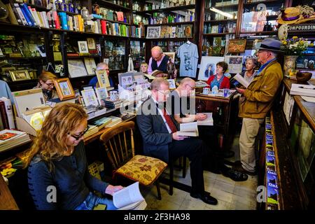 Repubblica d'Irlanda, Dublino, chimico e drago di Sweny, a Lincoln Place, menzionato negli Ulisse di James Joyce, dove Bloom acquistò il suo profumo di limone Foto Stock