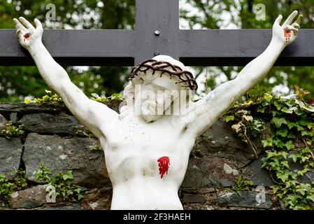 Religione Irlanda e sanguinare Gesù Cristo statua crocifissa alla chiesa francescana di Killarney, contea di Kerry, Irlanda Foto Stock